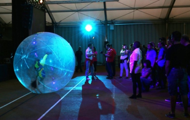 spectacle evenementiel avec bulle geante