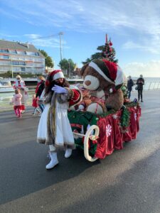 parade de noel avec charette sonorisée et effets speciaux... spectacle de rue tout pulic