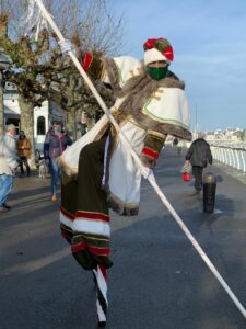 echassier de noel haut en couleur... spectacle de rue déambulatoire tout public