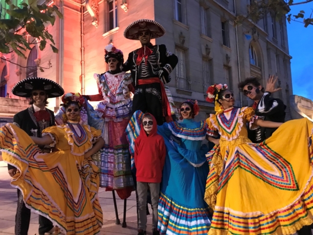 spectacle de rue mexicain sur le thème d'halloween