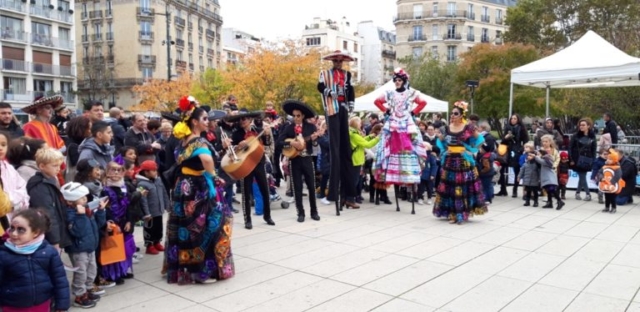 spectacle de rue mexicain sur le thème d'halloween