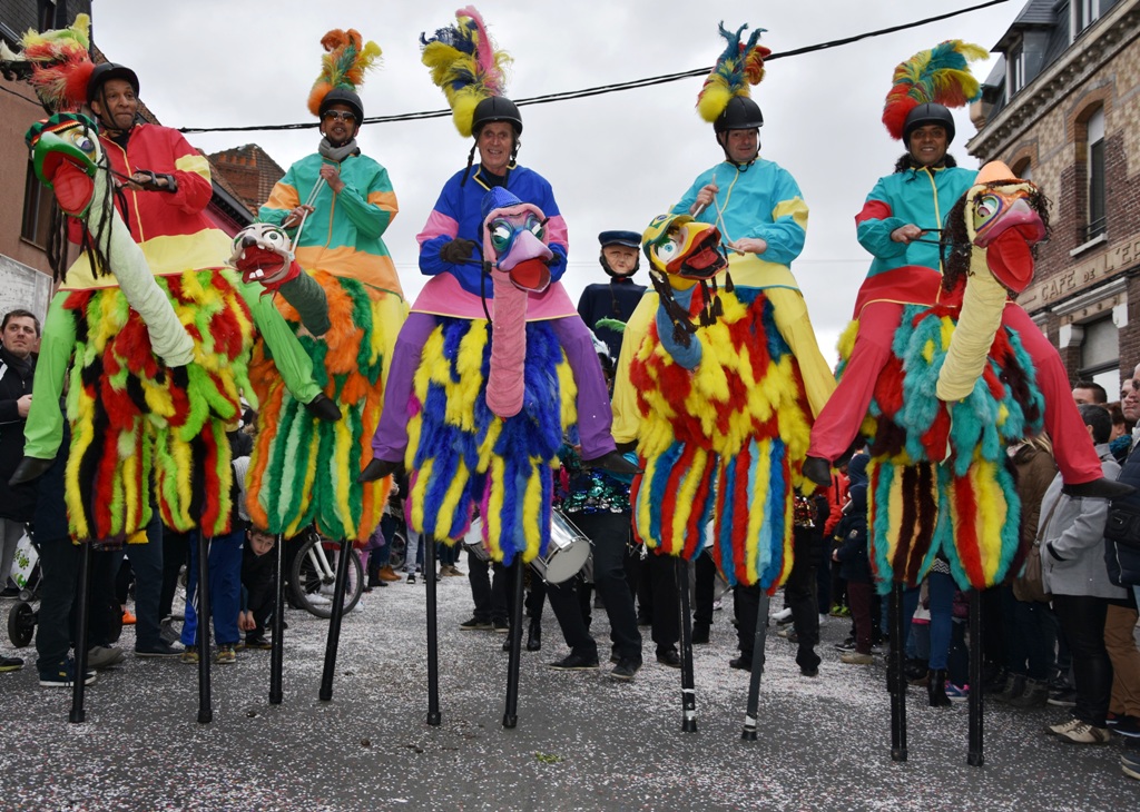 spectacle de rue avec echassier autruche pour carnaval