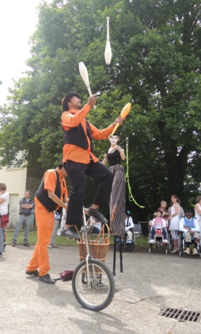 spectacle de rue monocycle jonglerie