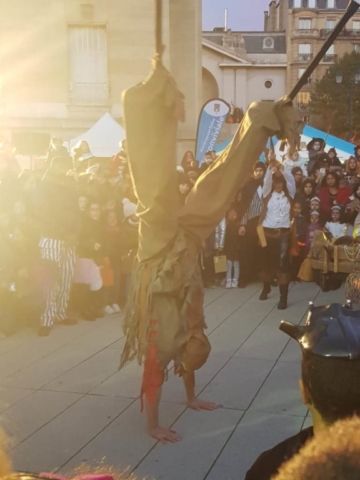 spectacle de rue pirates avec echassier acrobate